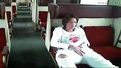 pussy Fickschlampe.. fingert sich die Fotze im Zug und wird laut! anal orgasem